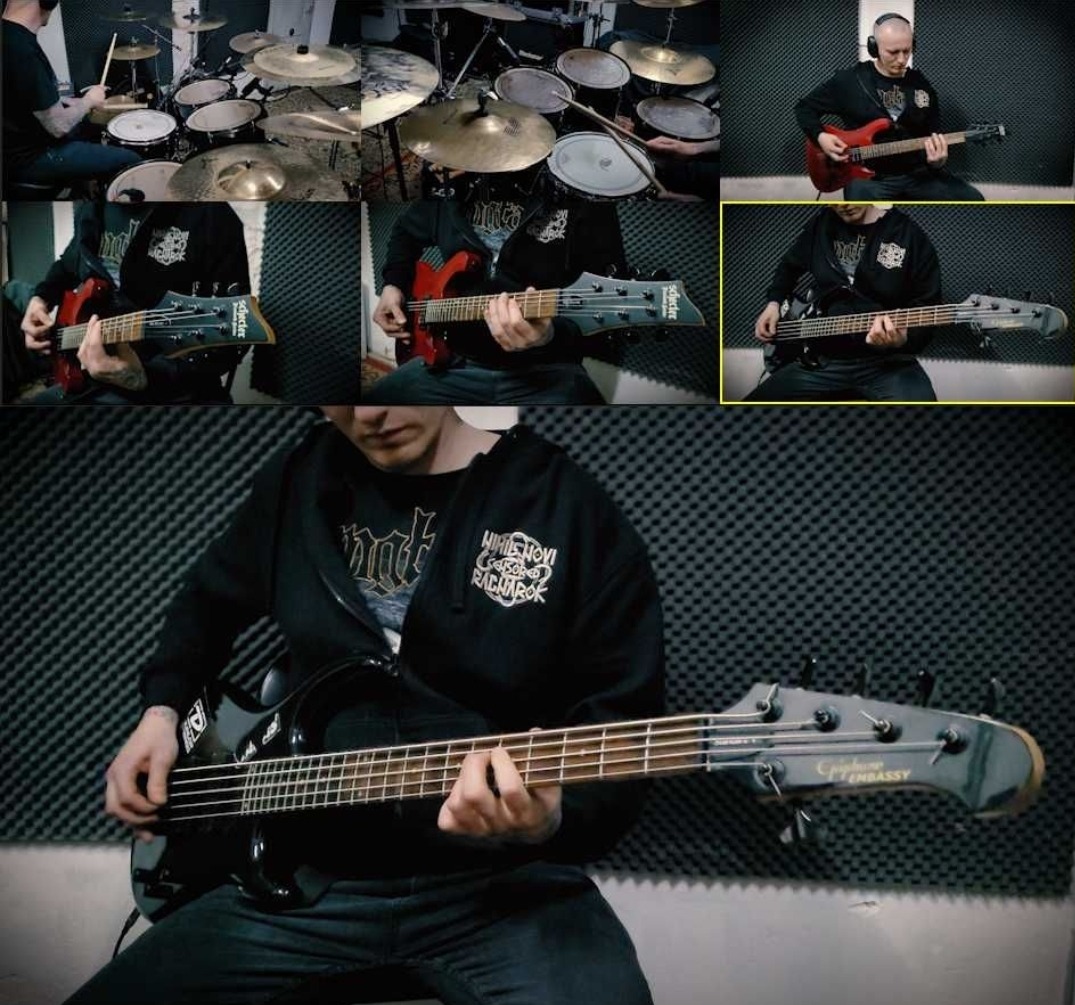 Kompozycja ujęć muzyków grających na instrumentach podczas nagrywania, w tym perkusja, gitara elektryczna i gitara basowa, z tłem z pianki akustycznej.