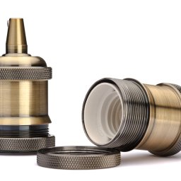 URBIK Photography - Marcin Łubianka - Mosiężna oprawka żarówki E27 w trzech częściach: stojąca, leżąca i pierścień. Detal faktury i gwintu. Produkt na białym tle, oświetlenie studyjne.