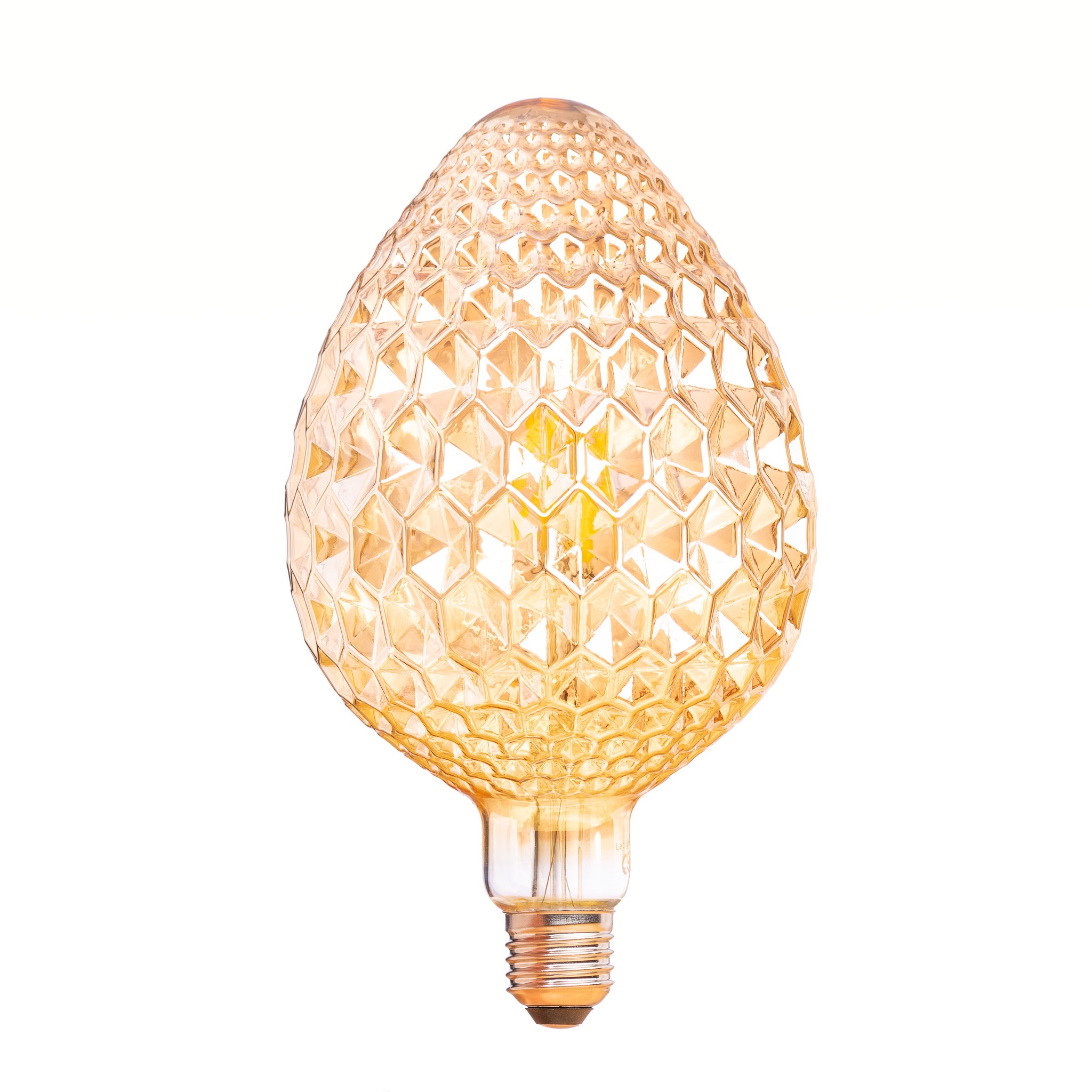 Żarówka dekoracyjna LED w kształcie gruszki z geometrycznym wzorem, emitująca ciepłe, złote światło na białym tle. Widoczny gwint żarówki.