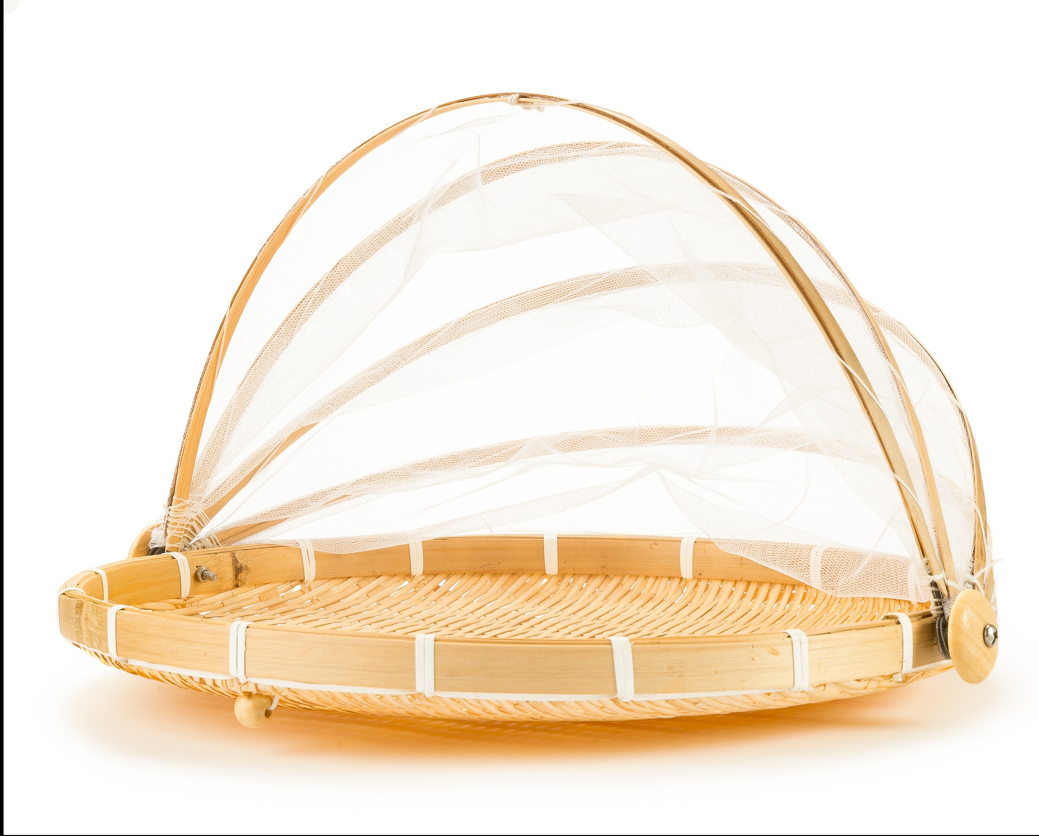 Bambusowy koszyk z siatką ochronną na żywność, prezentowany na białym tle. Delikatna siatka i naturalny materiał koszyka tworzą estetyczny i funkcjonalny element.