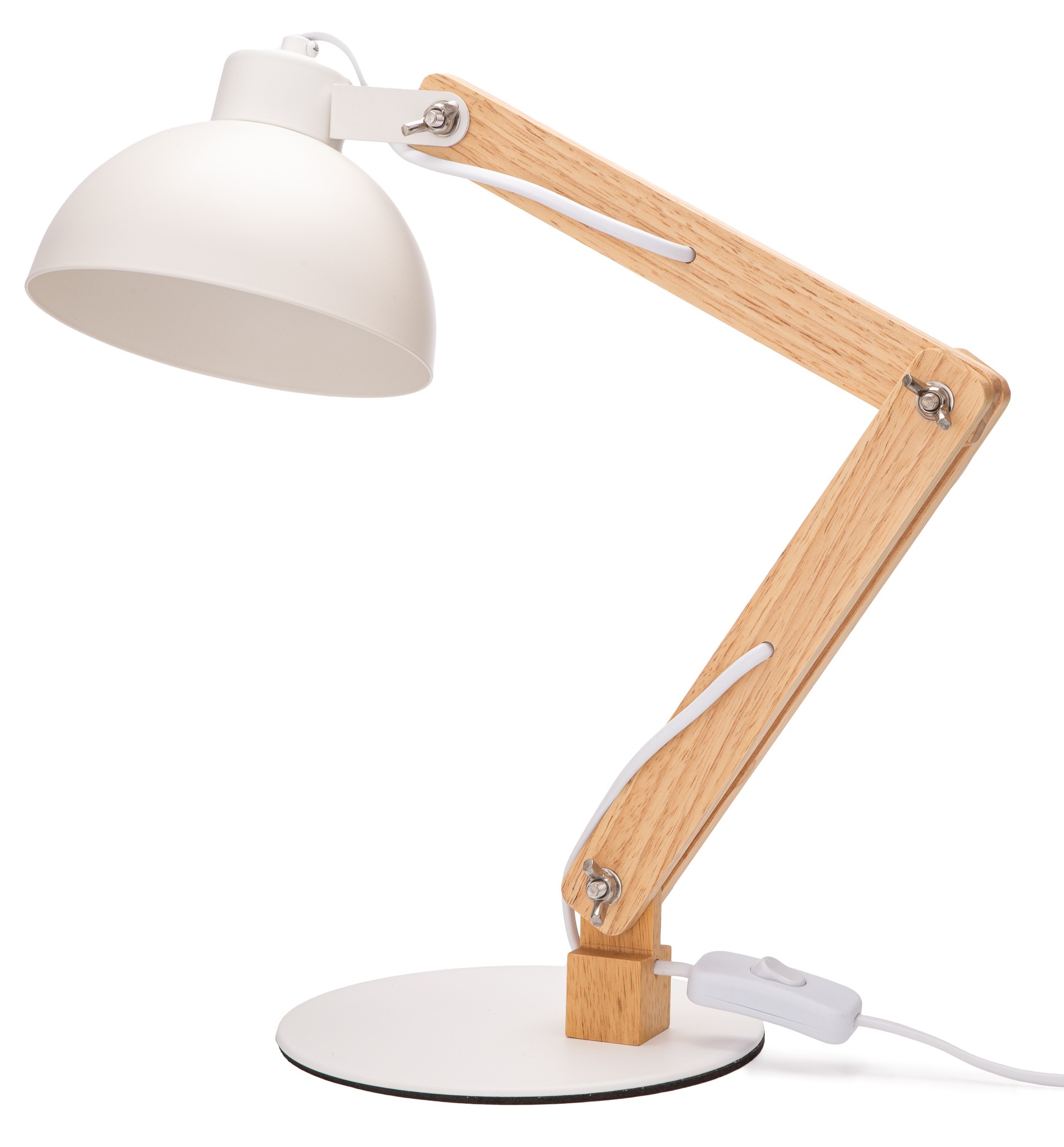 Biała lampka biurkowa z drewnianym ramieniem na okrągłej podstawie. Widoczny włącznik na kablu. Minimalistyczny design, jasne tło, oświetlenie studyjne.