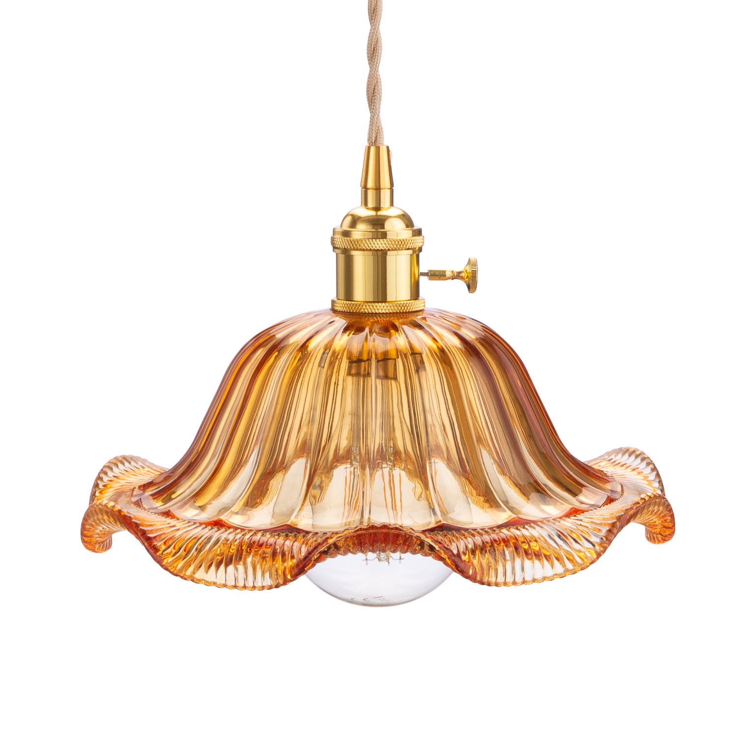 Amber szklana lampa wisząca z żarówką, złote okucia i teksturowany kabel, na białym tle. Dekoracyjny klosz w kształcie kwiatu.