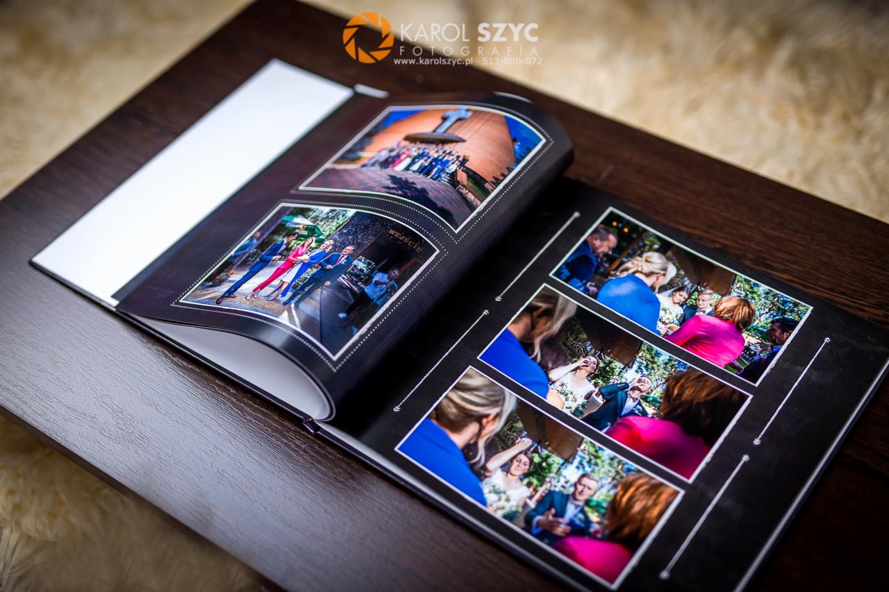 Otwarty album ze zdjęciami ślubnymi na ciemnym drewnianym stole, prezentujący kadry z ceremonii i przyjęcia.