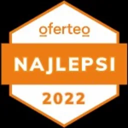 Pomarańczowa odznaka Oferteo 'Najlepsi 2022' w kształcie sześciokąta z zaokrąglonymi rogami, na czarnym tle.