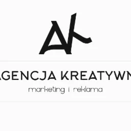 Minimalistyczne logo agencji kreatywnej z czarnym symbolem graficznym przypominającym literę 'A' z asymetrycznym ogonem, umieszczone nad nazwą 'AGENCJA KREATYWNI' i podtytułem 'marketing i reklama'...