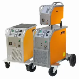 Dwa profesjonalne, mobilne urządzenia spawalnicze marki REHM w kolorach szaro-pomarańczowych, z panelami sterowania i uchwytami transportowymi, ustawione na białym tle.