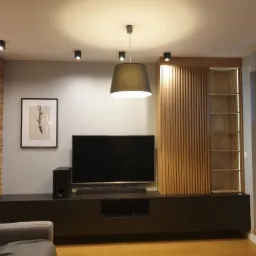 Nowoczesny salon z ceglaną ścianą, ciemną szafką RTV, drewnianą zabudową i oświetleniem punktowym