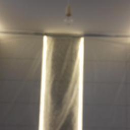 Art-Deco Wykończenia wnętrz - Świetlne akcenty w łazience: pionowy pas światła w ścianie i listwy LED pod sufitem, widoczna surowa żarówka na suficie.