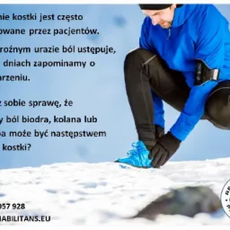 Mężczyzna w sportowym stroju, w czapce i rękawiczkach, przykuca na śniegu, trzymając się za kostkę. Obok widnieje tekst ostrzegający przed bagatelizowaniem skręceń kostki i ich potencjalnymi...