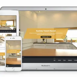 Responsywna strona internetowa prezentująca projekt kuchni na laptopie, tablecie i smartfonie, z widocznym blatem kuchennym, oknem i roślinami doniczkowymi.