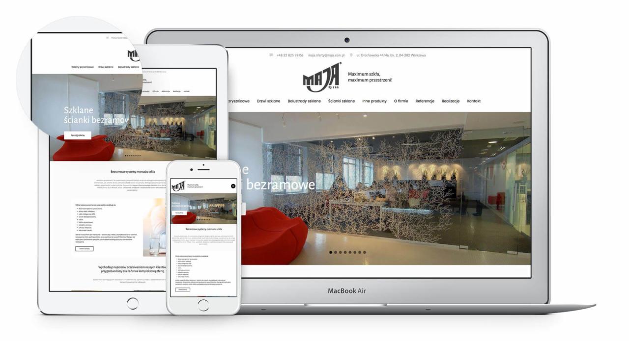 Responsywna strona internetowa firmy szklarskiej wyświetlona na laptopie, tablecie i smartfonie, prezentująca bezramowe szklane ścianki działowe w biurze.