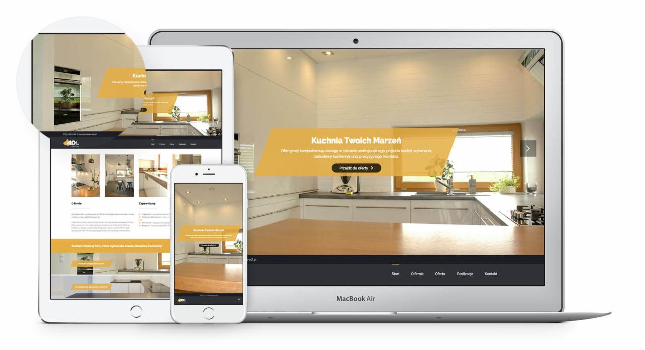 Responsywna strona internetowa prezentująca projekt kuchni na laptopie, tablecie i smartfonie, z widocznym blatem kuchennym, oknem i roślinami doniczkowymi.