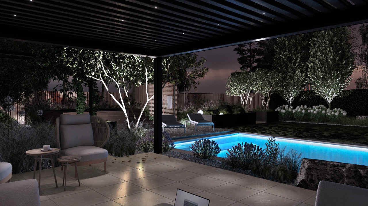 Oświetlony ogród nocą z basenem, pergolą i meblami ogrodowymi. Podświetlone drzewa i krzewy tworzą relaksującą atmosferę. Widoczne detale architektury ogrodowej.