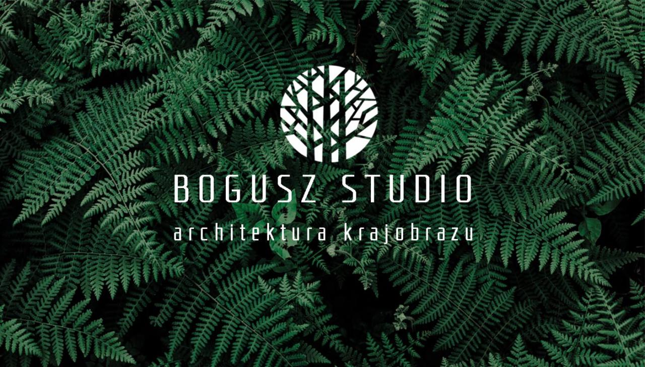 Logo Bogusz Studio architektura krajobrazu na tle gęstych, zielonych paproci.