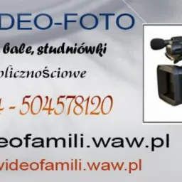 Wizytówka firmy oferującej usługi wideofilmowania i fotografii, z numerami telefonów, adresem strony internetowej i adresem e-mail, obok umieszczono zdjęcie kamery wideo i aparatu fotograficznego.