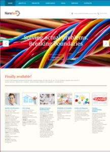 Zrzut ekranu strony internetowej z kolorowymi kablami w nagłówku i hasłem 'Solving actual problems. Breaking boundaries.'