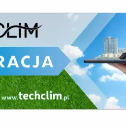 Reklama firmy TechClim z wizualizacją rekuperacji, paneli słonecznych i turbin wiatrowych na tle miasta, trzymana na dłoni, z numerami telefonów i adresem strony internetowej.