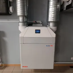 Centralna jednostka rekuperacyjna Awenta PRO AUROS 605 z podłączonymi przewodami wentylacyjnymi, zainstalowana w pomieszczeniu w Gardei.