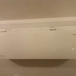 Biała jednostka wewnętrzna klimatyzacji Rotenso Imoto Series zamontowana na ścianie, widoczne kratki wylotowe powietrza i logo producenta.