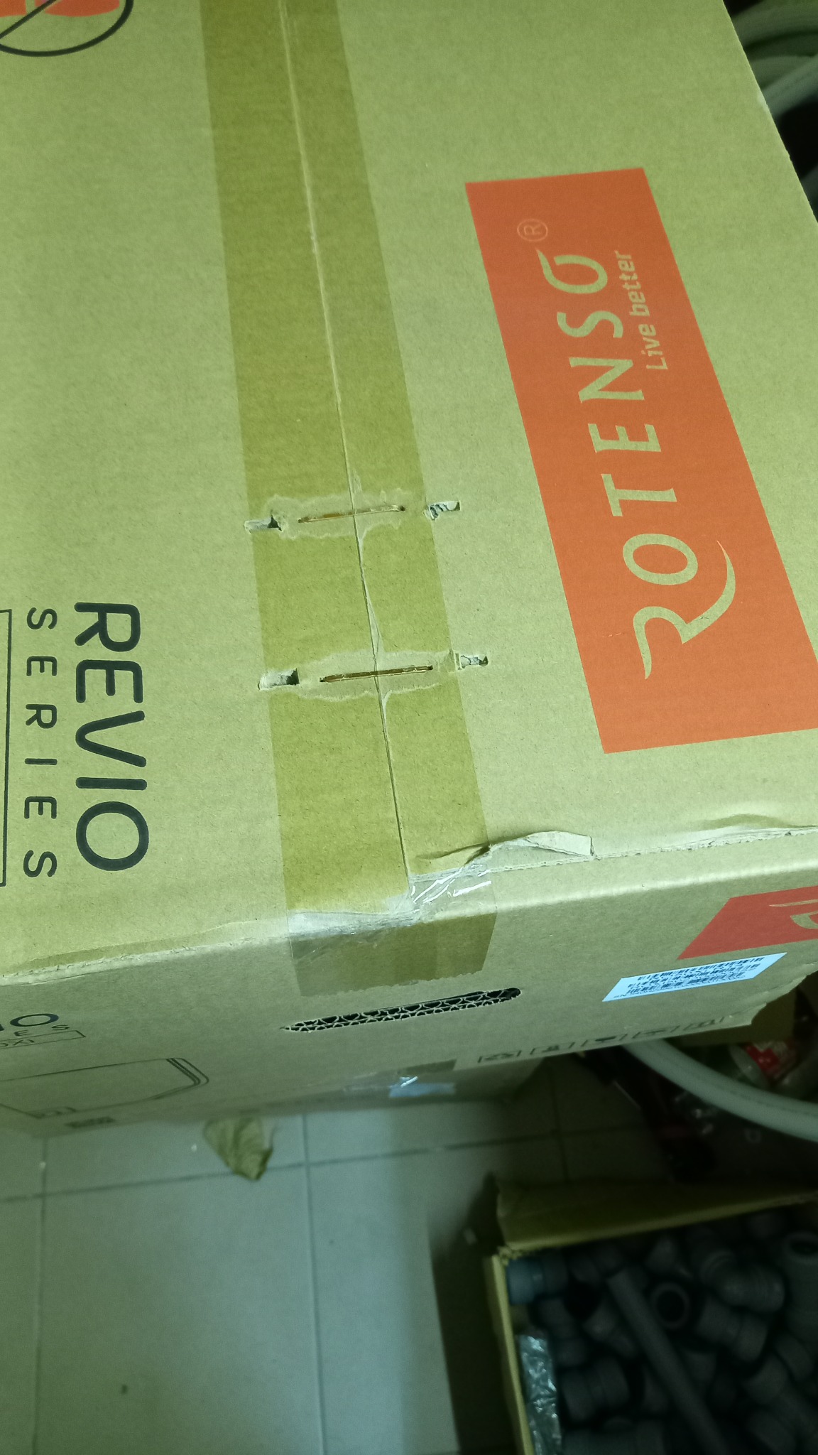 Kartonowe opakowanie z widocznym logo 'ROTENSO' i napisem 'REVIO SERIES', zabezpieczone taśmą klejącą, leżące na podłodze.