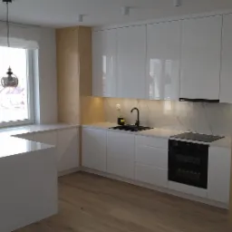 Nowoczesna, jasna kuchnia z białymi, lakierowanymi frontami szafek i blatem z wyspą, drewniane akcenty i szare, szklane lampy wiszące.