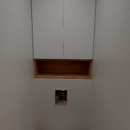 KATIE&JACK JACEK GACH - Nowoczesna, wąska łazienka z podwieszaną toaletą, szafką na wymiar nad nią i drewnianą półką, oświetlona punktowym światłem.