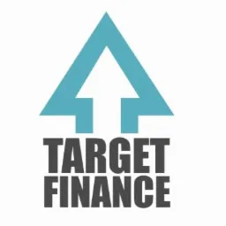 Logo firmy Target Finance z turkusowym symbolem strzałki skierowanej w górę, umieszczonym nad nazwą firmy zapisaną ciemnoszarą czcionką.