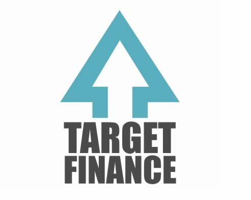Logo firmy Target Finance z turkusowym symbolem strzałki skierowanej w górę, umieszczonym nad nazwą firmy zapisaną ciemnoszarą czcionką.