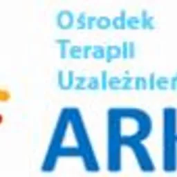 Logo Ośrodka Terapii Uzależnień ARKA z kolorowym symbolem stylizowanych postaci trzymających się za ręce.