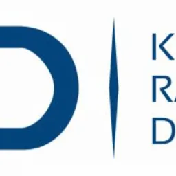 Logo firmy KRD oferującej usługi księgowe, rachunkowe i doradcze. Litery KRD w kolorze pomarańczowym i granatowym, obok pionowa linia i napis 'KSIĘGOWOŚĆ RACHUNKOWOŚĆ DORADZTWO' w kolorze granatowym.