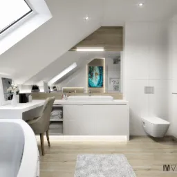 Jasna łazienka na poddaszu ze skośnym oknem dachowym, białą wanną, toaletką z lustrem, podwieszaną toaletą i drewnopodobnymi płytkami na podłodze.