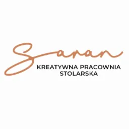 Logo firmy 'Saran' z dopiskiem 'Kreatywna Pracownia Stolarska', zapisane w kolorze brązowym na białym tle.