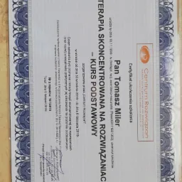 Certyfikat ukończenia szkolenia z terapii skoncentrowanej na rozwiązaniach, wydany przez Centrum Rozwiązań dla Pana Tomasza Milera, Toruń, 2016.