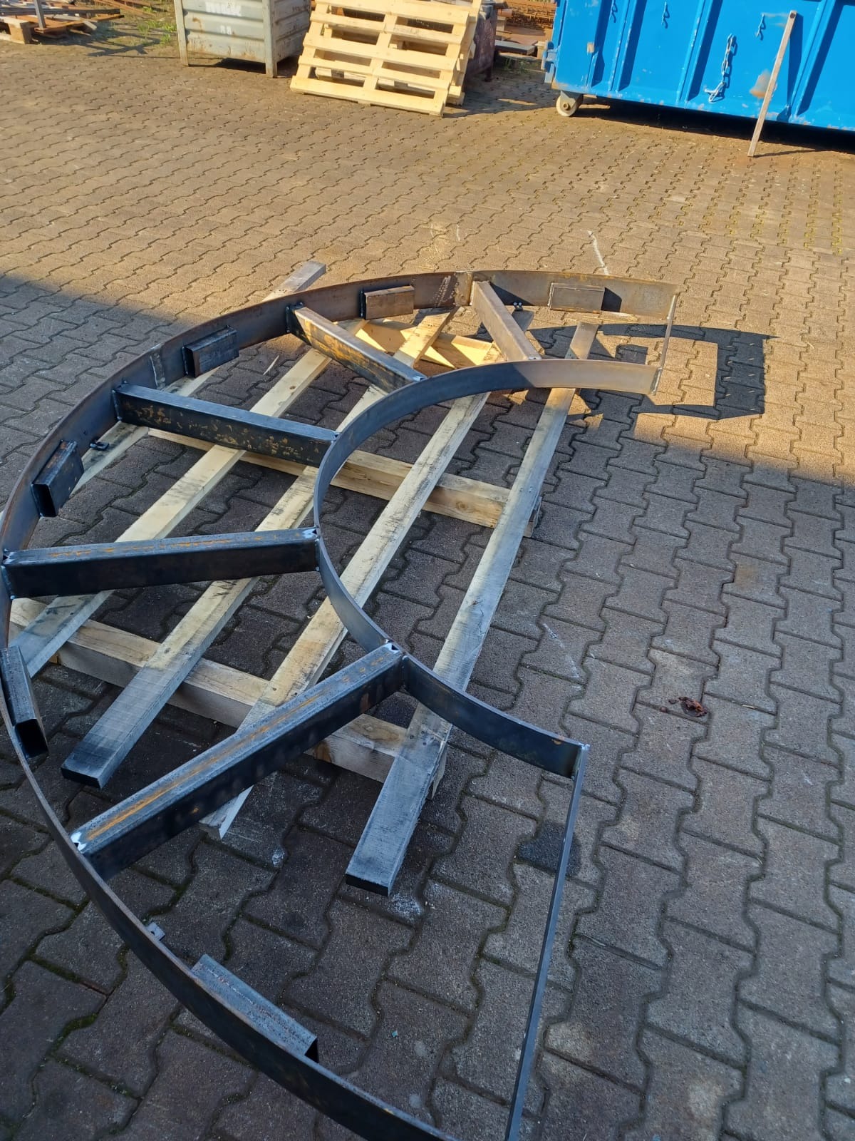 Konstrukcja metalowa schodów spiralnych w trakcie budowy, umieszczona na palecie, Małuszów.