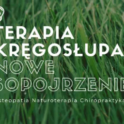 Grafika reklamowa: napis 'Terapia Kręgosłupa Nowe Spojrzenie' na tle zielonej trawy z kroplami wody, wspomniane nazwy: Osteopatia, Naturoterapia, Chiropraktyka.