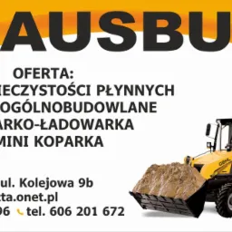 Żółta koparko-ładowarka Gehl BL818 na tle żółto-białego baneru reklamowego firmy Hausbud, oferującej usługi ogólnobudowlane i wywóz nieczystości płynnych.