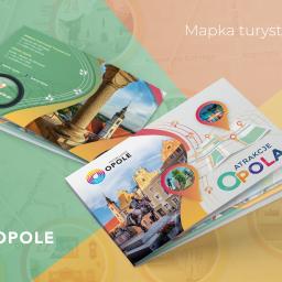 Falcontent - Stos ulotek i map turystycznych Opola, z widocznymi zdjęciami atrakcji miasta i informacjami kontaktowymi dla turystów, na tle mapy.