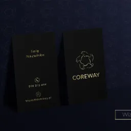 Dwie czarne wizytówki z pozłacanym tekstem i logo na ciemnoniebieskim tle z subtelnym wzorem dłoni.