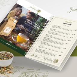 Falcontent - Kompozycja promująca markę herbacianą: na pierwszym planie opakowanie herbaty Golden Nepal, szklanka z naparem, miseczki z suszem herbacianym oraz fragment menu, w tle para pijąca herbatę.