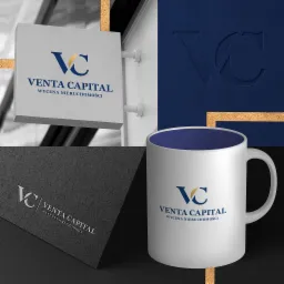 Wizualizacja identyfikacji marki Venta Capital: szyld z logo na budynku, wytłoczone logo na granatowym tle, logo na wizytówce z ciemnego papieru i na białym kubku z granatowym wnętrzem.