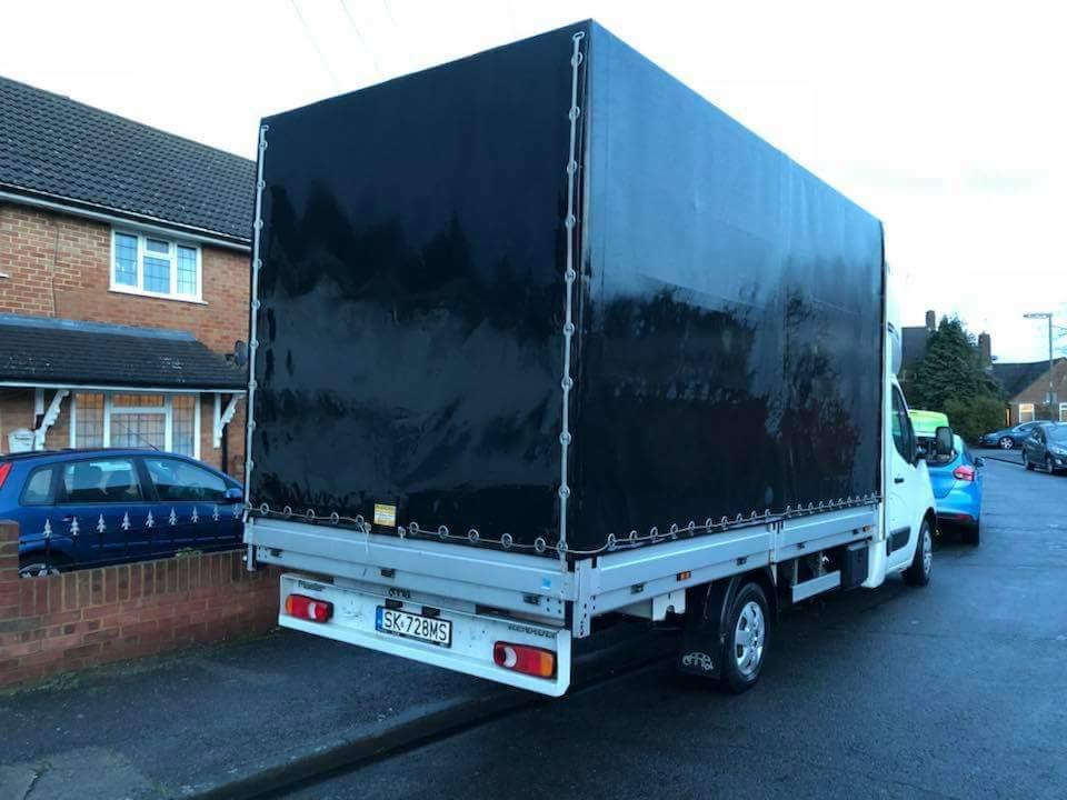 Widok z tyłu samochodu dostawczego z plandeką zaparkowanego na ulicy w Croydon, widoczny numer rejestracyjny SK 728MS.