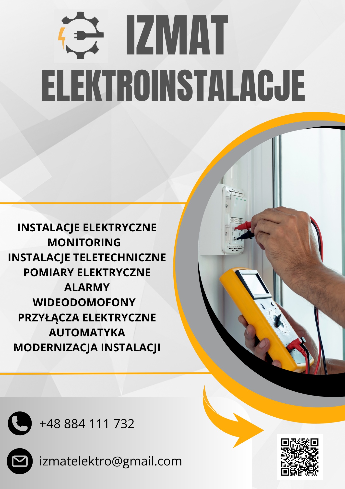Grafika reklamowa firmy elektrycznej IZMAT ELEKTROINSTALACJE, prezentująca pomiary elektryczne wykonywane multimetrem na białej ścianie, z widocznymi danymi kontaktowymi i listą usług.