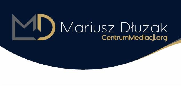 Logo Centrum Mediacji z inicjałami MD w geometrycznym kształcie strzałki, nazwiskiem Mariusz Dłużak i adresem strony internetowej CentrumMediacji.org na granatowym tle z białą falą u dołu.