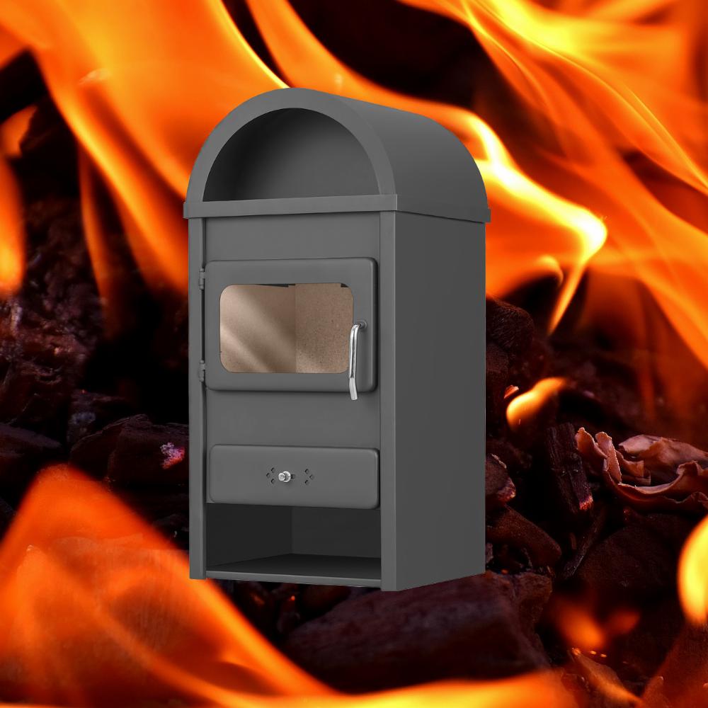 Szary piec wolnostojący z szybą i szufladą na tle płomieni i węgla.