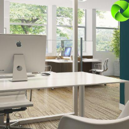 ekokomes - Nowoczesne biuro z białym biurkiem, komputerem Apple, kwiatami w wazonie i widokiem na zieleń za oknem, logo firmy w prawym górnym rogu.