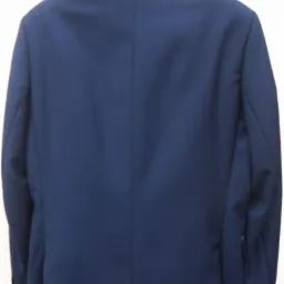 Granatowy męski garnitur, widok z tyłu, z wyraźnie zaznaczonym szwem na plecach i delikatnym połyskiem materiału.