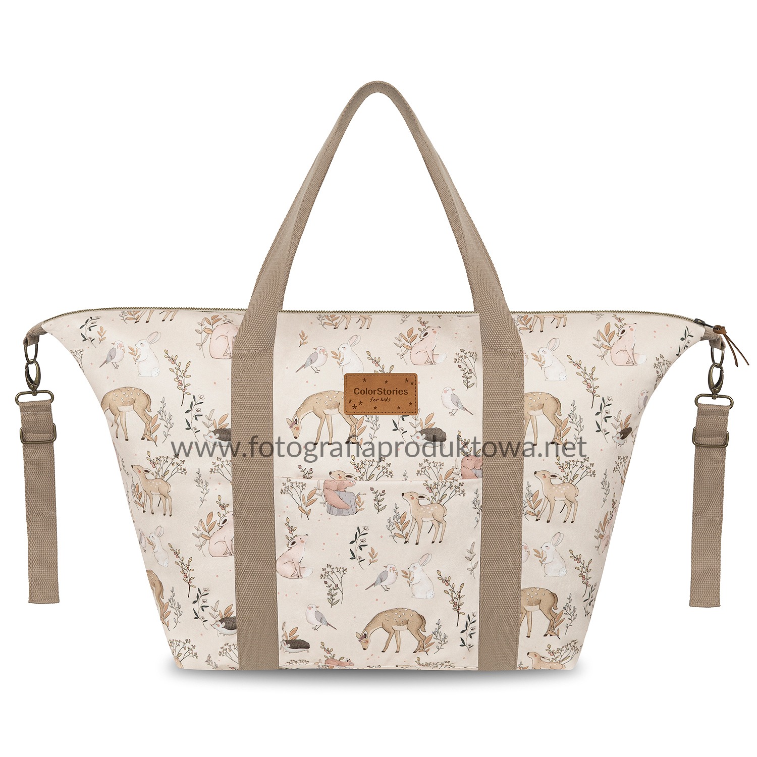 Torba dziecięca ColorStories z motywem leśnych zwierząt na jasnym tle, z brązowymi uchwytami i regulowanym paskiem. Widoczne logo marki na skórzanej naszywce.