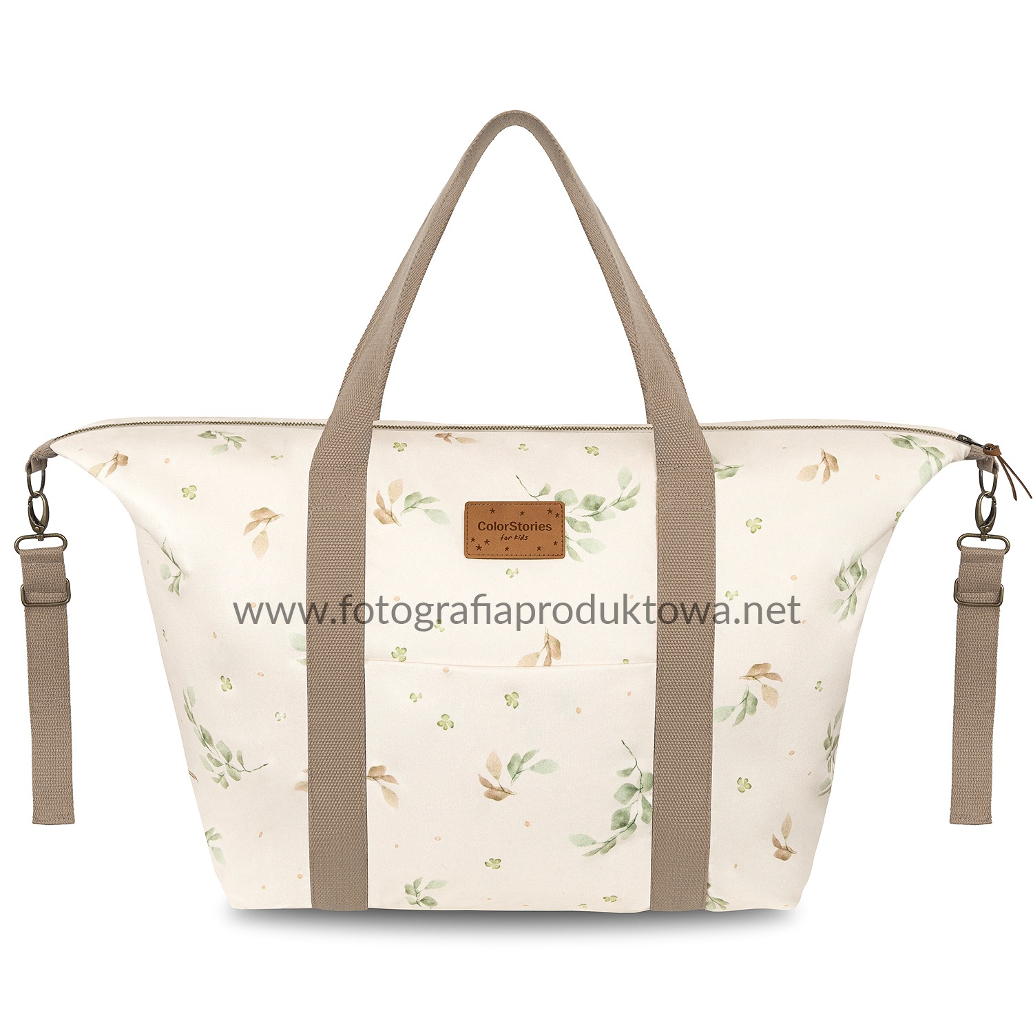 Jasna torba dziecięca z motywem liści, brązowe paski, logo ColorStories, na białym tle. Widoczne detale zamka i regulacji pasków. Zdjęcie produktowe.
