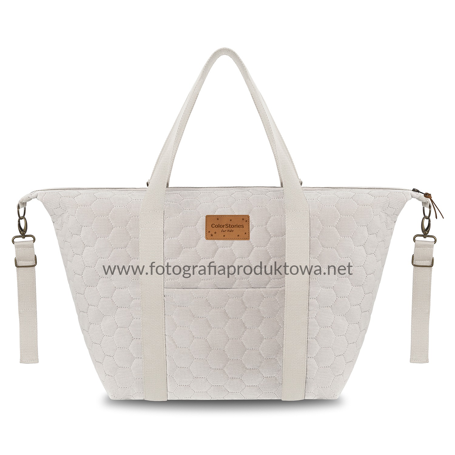 Beżowa torba dziecięca ColorStories z pikowanym wzorem i brązowymi elementami, na białym tle. Fotografia produktowa z Malinowic.