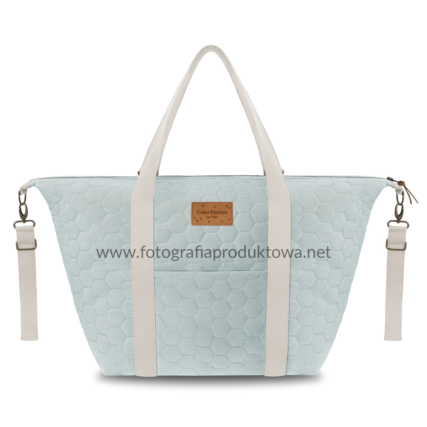 Błękitna, pikowana torba z beżowymi uchwytami i brązowym logo 'ColorStories for kids' na białym tle. Torba sfotografowana centralnie, z widocznymi detalami szwów i faktury materiału.